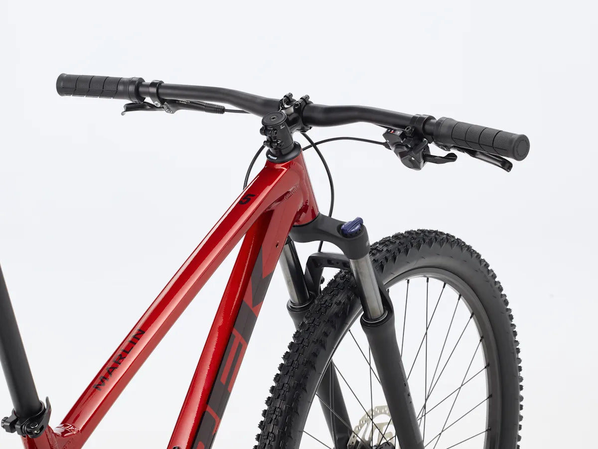 Trek Marlin 5 Gen 3 2026 Fury Red ohjaamo