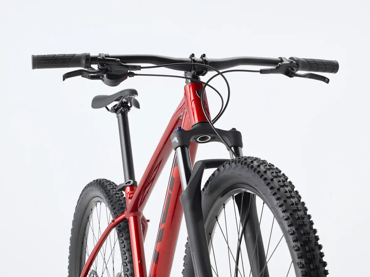 Trek Marlin 5 Gen 3 2026 Fury Red ohjaamo edestä sivulta