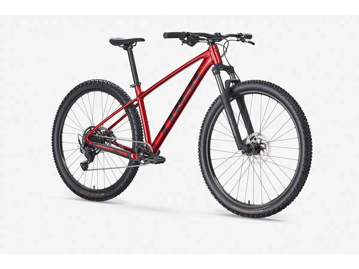 Trek Marlin 5 Gen 3 2026 Fury Red edestä sivulta