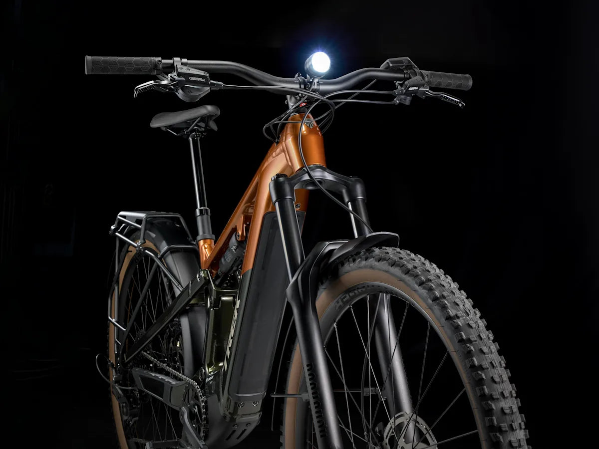 Trek Powerfly FS+ 4 600wh sähkömaastopyörä varusteltu oranssi ohjaamo ja etuvalo