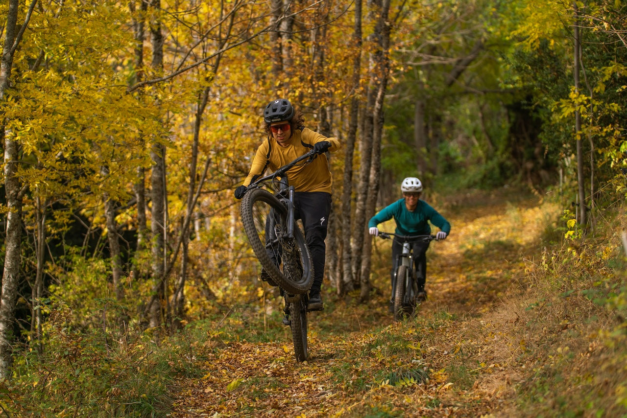 Specialized sähkömaastopyörät manual fiilistelykuva metsäpolku trail