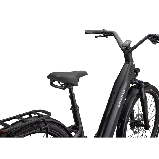 Musta Specialized Como 4.0 -sähköpyörä takavaloineen ja lastenpenkillä