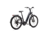 Musta Specialized Como 4.0 -sähköpyörä lokasuojilla ja kantokorilla