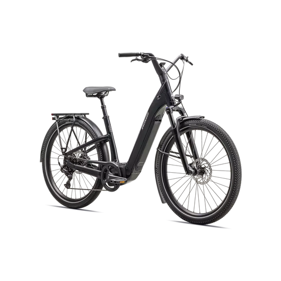 Musta Specialized Como 4.0 -sähköpyörä profiilinäkymä kantokorilla