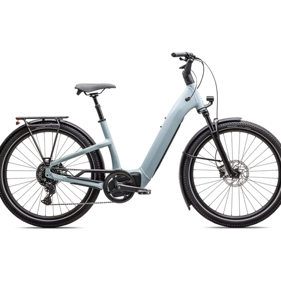 Vaaleansininen Specialized Como 4.0 -sähköpyörä sivunäkymä