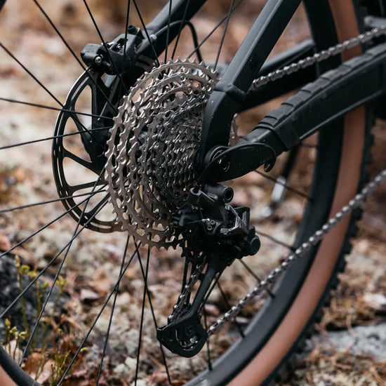 12-vaihteinen Shimano XT-vaihteisto ja jarrut Trek Rail+ 8