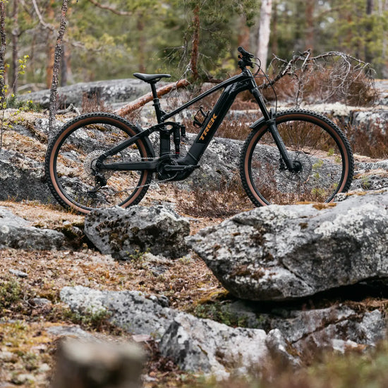 Trek Rail+ 8 Gen 5 koko sähkömaastopyörä metsämaastossa