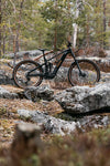 Trek Rail+ 8 Gen 5 koko sähkömaastopyörä metsämaastossa