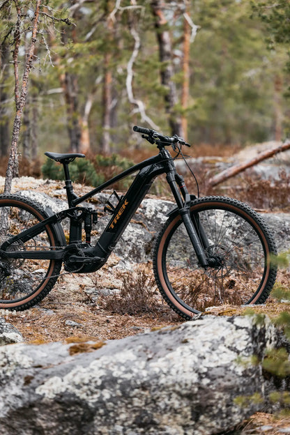 Trek Rail+ 8 musta alumiinirunkoinen sähköpyörä luonnossa
