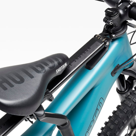 Kids Ride Shotgun runkoon kiinnitettävä lastenistuin kiinnitys emäputkeen yksityiskohta