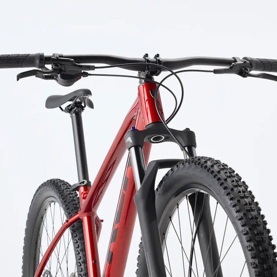 Trek Marlin 5 Gen 3 2026 Fury Red ohjaamo edestä sivulta