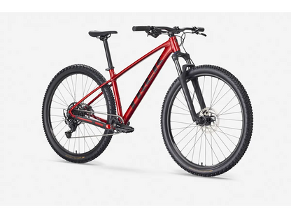 Trek Marlin 5 Gen 3 2026 Fury Red edestä sivulta