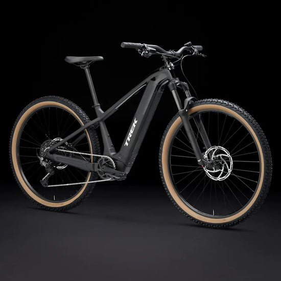 Trek Powerfly+ 4 800wh sähkömaastopyörä etuviistosta