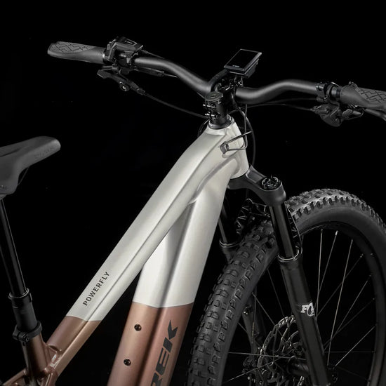 Trek Powerfly+ 8 800wh sähkömaastopyörä ohjaamo takaa
