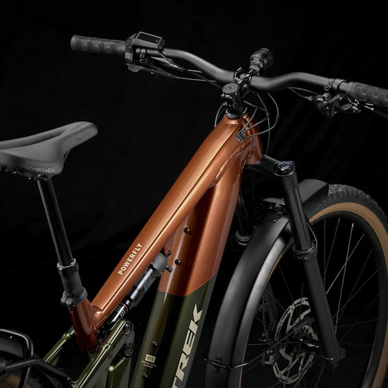 Trek Powerfly FS+ 4 600wh sähkömaastopyörä varusteltu oranssi ohjaamo takaa