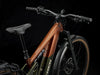 Trek Powerfly FS+ 4 600wh sähkömaastopyörä varusteltu oranssi ohjaamo takaa