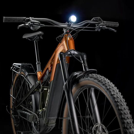 Trek Powerfly FS+ 4 600wh sähkömaastopyörä varusteltu oranssi ohjaamo ja etuvalo