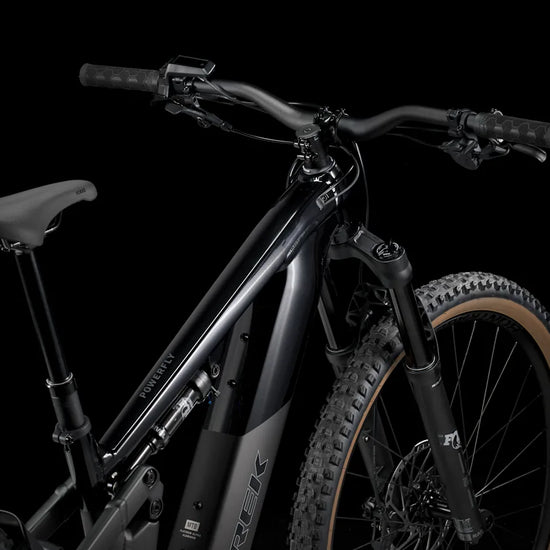 Trek Powerfly FS+ 6 800wh sähkömaastopyörä musta ohjaamo takaa