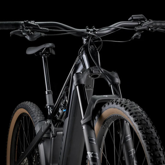 Trek Powerfly FS+ 6 800wh sähkömaastopyörä musta ohjaamo edestä