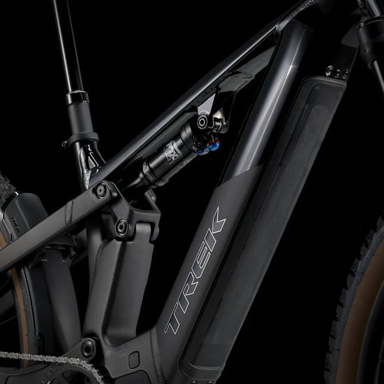 Trek Powerfly FS+ 6 800wh sähkömaastopyörä musta linkusto, viistoputki ja iskunvaimennin