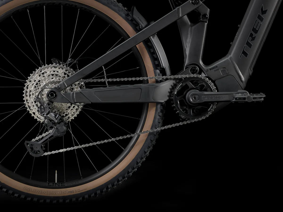 Trek Powerfly FS+ 6 800wh sähkömaastopyörä musta voimansiirto ja linkusto