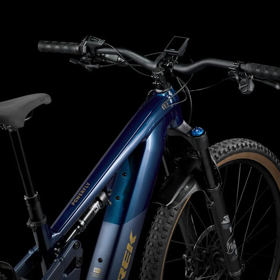 Trek Powerfly FS+ 8 800wh sähkömaastopyörä sininen ohjaamo takaa