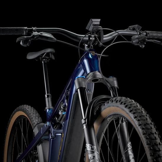 Trek Powerfly FS+ 8 800wh sähkömaastopyörä ohjaamo edestä