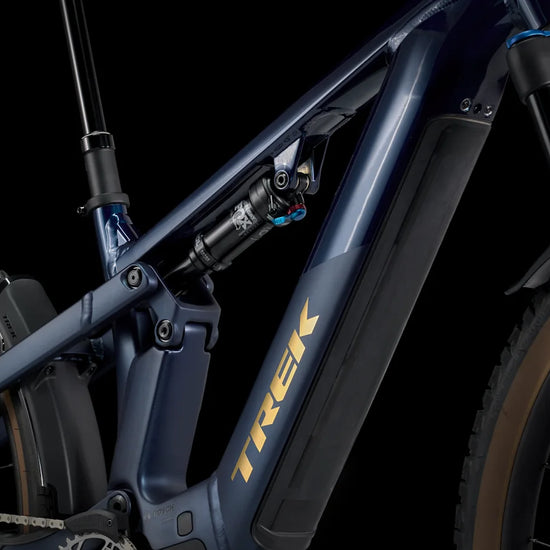 Trek Powerfly FS+ 8 800wh sähkömaastopyörä sininen viistoputki ja takaiskari