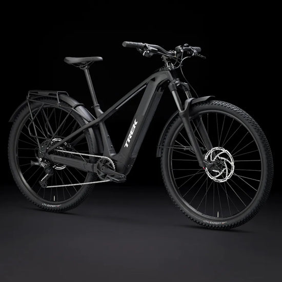 Trek Powerfly+ 4 varusteltu sähkömaastopyörä etuviistosta