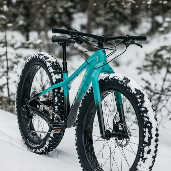 Trek Farley lumisessa maastossa edestä
