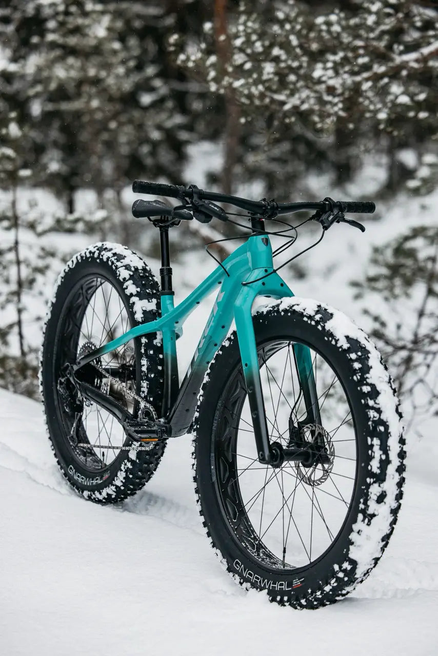 Trek Farley lumisessa maastossa edestä