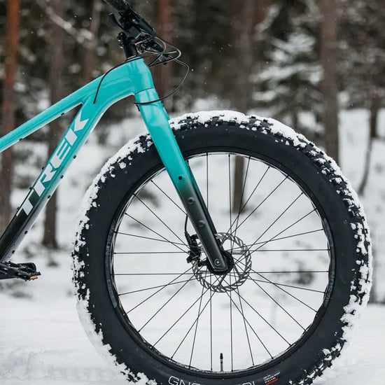 Trek Farley lumisessa maastossa keula lähikuva