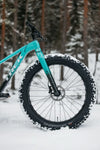 Trek Farley lumisessa maastossa keula lähikuva