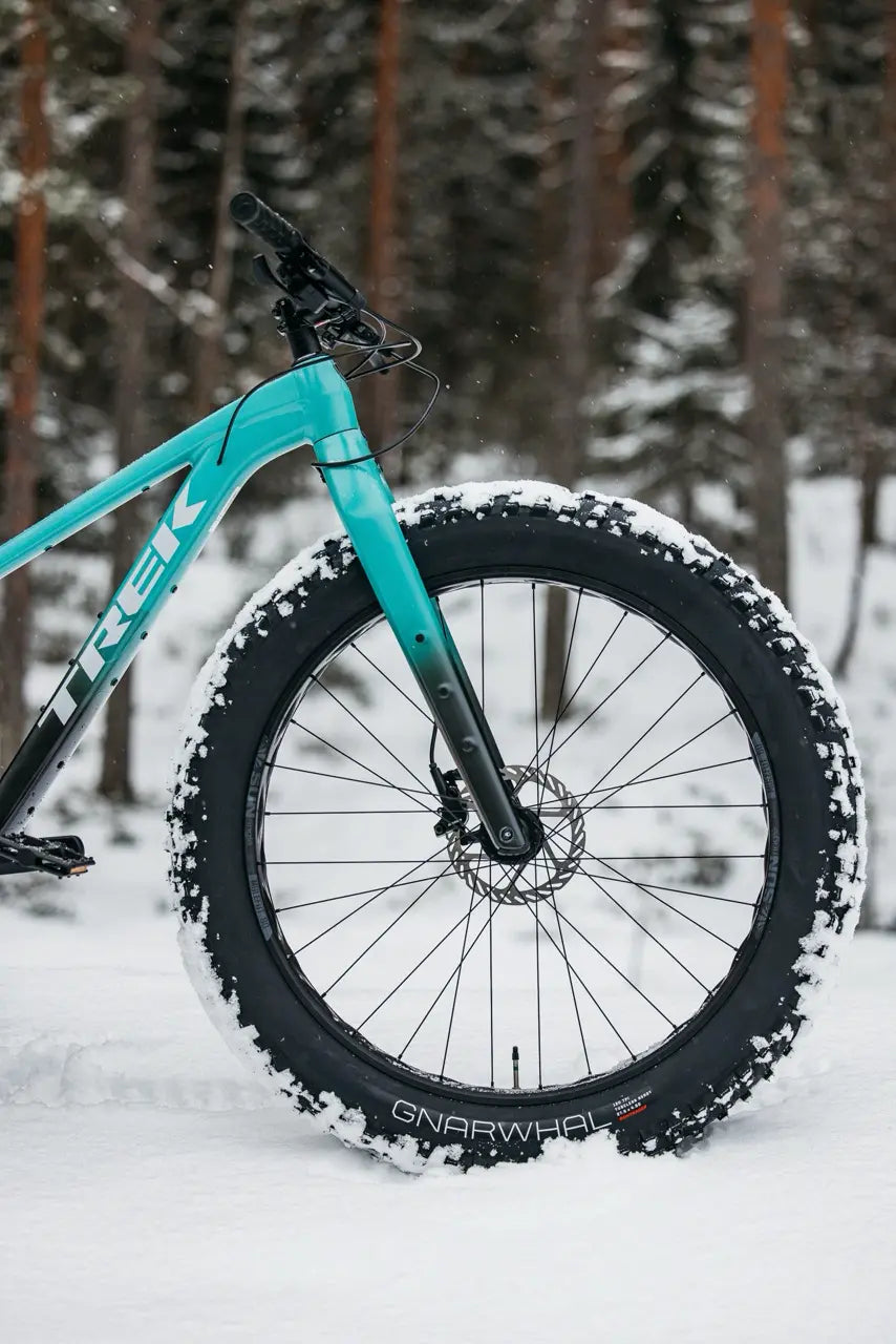 Trek Farley lumisessa maastossa keula lähikuva