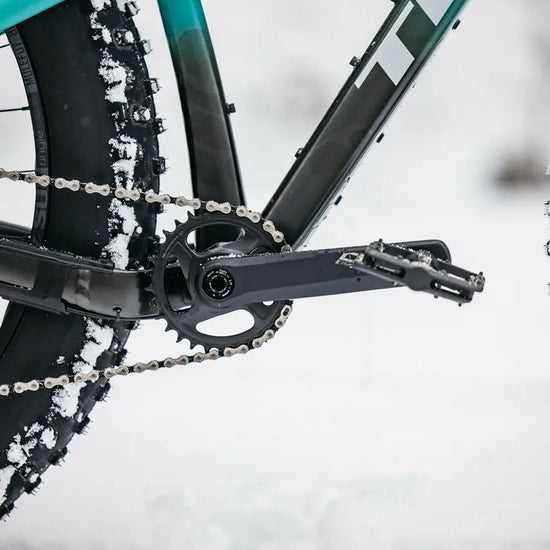 Trek Farley lumisessa maastossa kampi ja keskiöalue