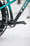 Trek Farley lumisessa maastossa kampi ja keskiöalue