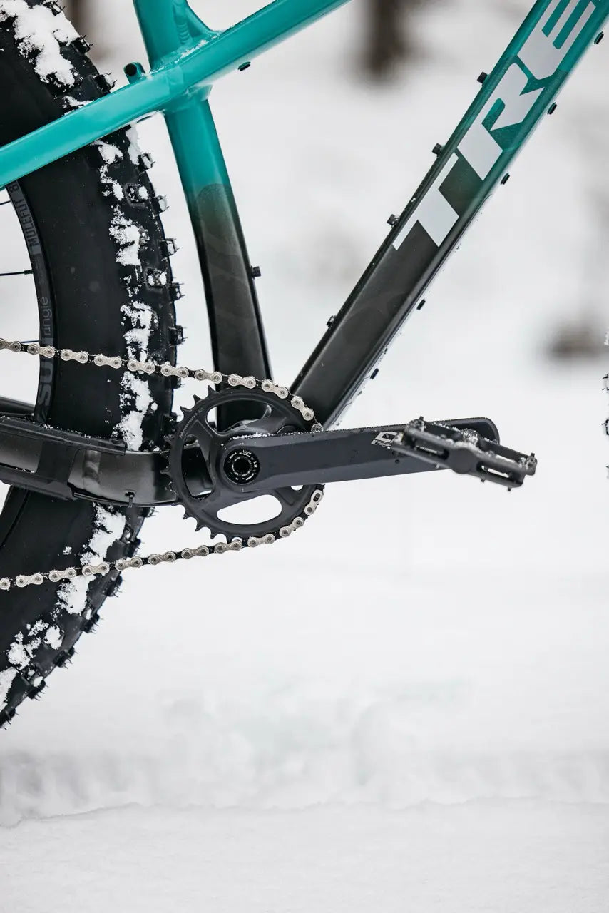 Trek Farley lumisessa maastossa kampi ja keskiöalue