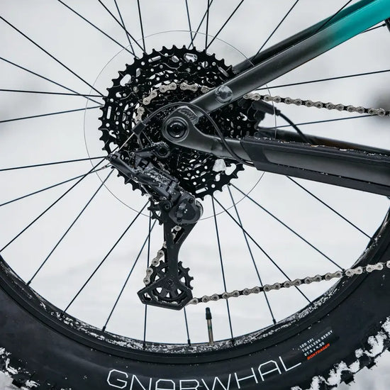 Trek Farley lumisessa maastossa takavaihtaja