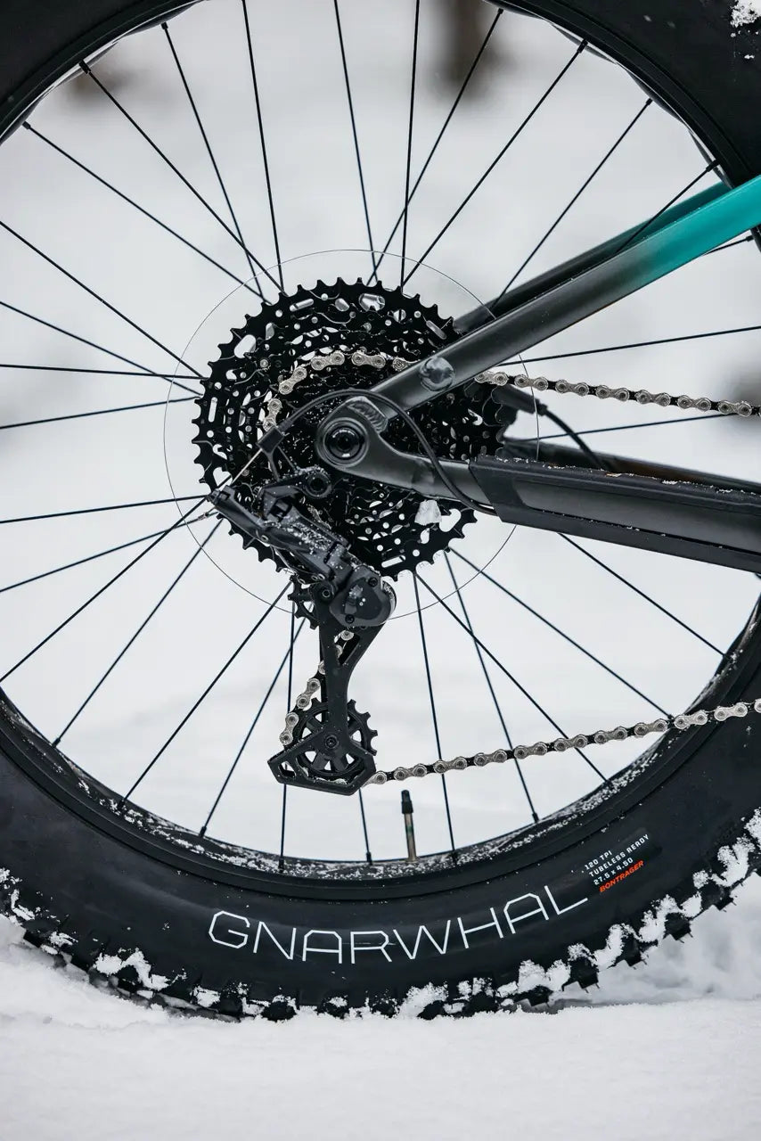 Trek Farley lumisessa maastossa takavaihtaja