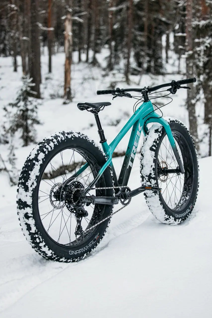 Trek Farley lumisessa maastossa takaa sivusta