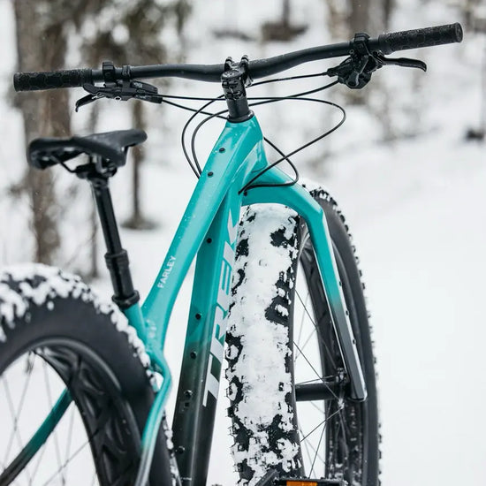 Trek Farley lumisessa maastossa takaa ohjaamo ja hissitolppa