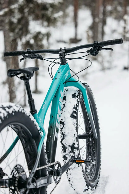 Trek Farley lumisessa maastossa takaa ohjaamo ja hissitolppa